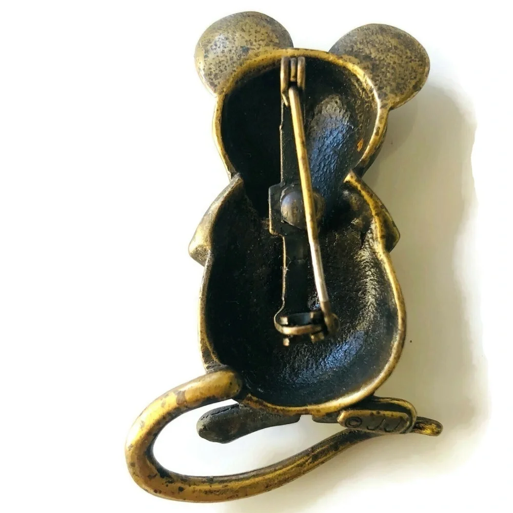 JJ signed brooch pin. Gold tone mouse W/green eyes